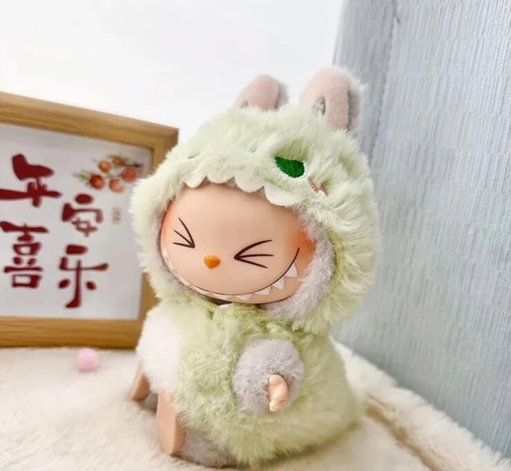 Fluffy green dino costume for Labubu dolls, perfect for collectors – Zibuya.