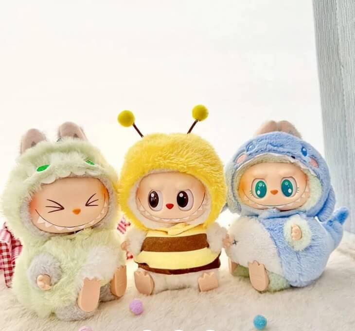 Zibuya shark outfit for Labubu plush toys. A fluffy blue costume that mixes kawaii vibes with collector streetwear style. Must-have for Labubu fans in USA & Canada.
